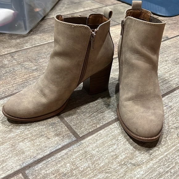 Tan heeled boots - Picture 2 of 5